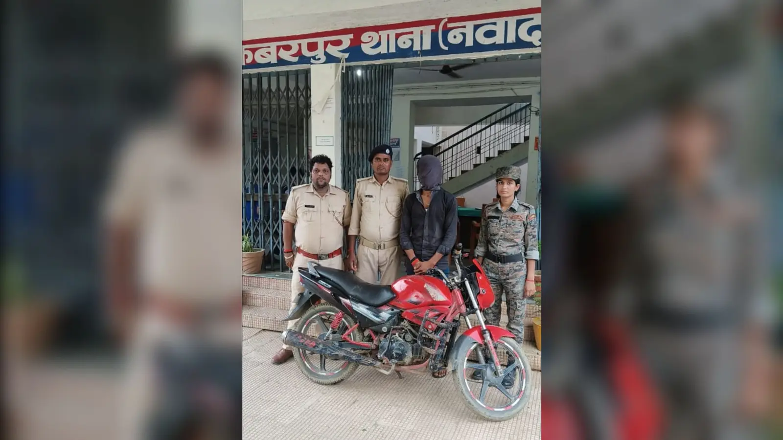बोलेरो का नंबर लगाकर फर्राटा भर रही थी चोरी की बाइक, पुलिस ने दबोचा | Prabhat Khabar Network बोलेरो का नंबर लगाकर फर्राटा भर रही थी चोरी की बाइक, पुलिस ने दबोचा | Prabhat Khabar Network