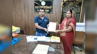 सड़कों पर आवारा पशुओं से बढ़ी परेशानी, वार्ड पार्षद ने नगर परिषद को ज्ञापन सौंप की कार्रवाई की मांग