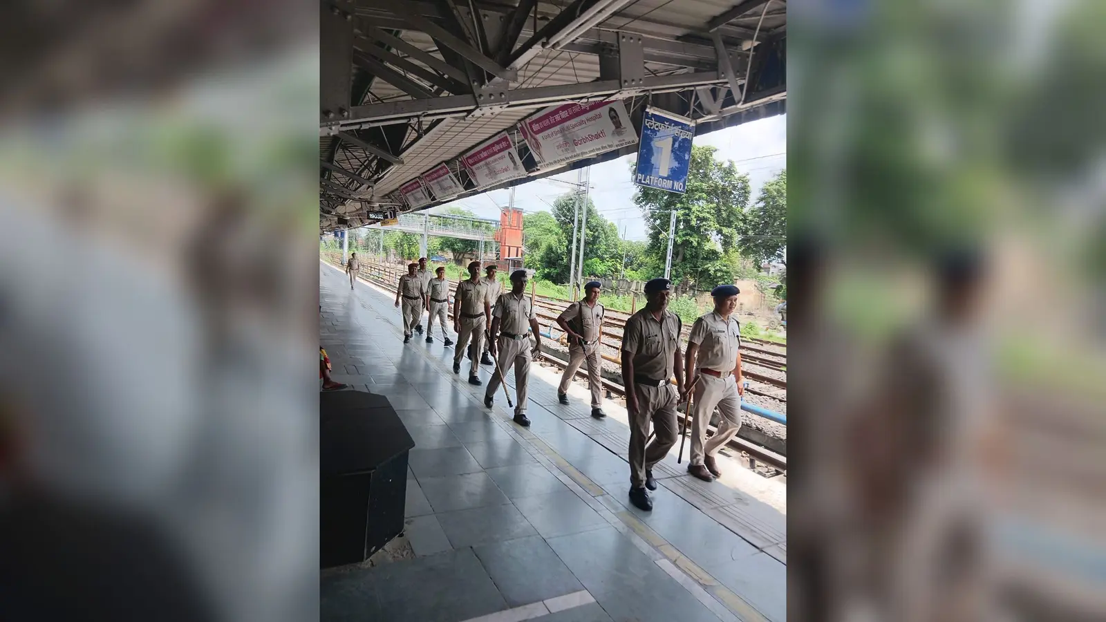 गश्त करते रेल पुलिस के जवान व अधिकारी | Prabhat Khabar Network गश्त करते रेल पुलिस के जवान व अधिकारी | Prabhat Khabar Network