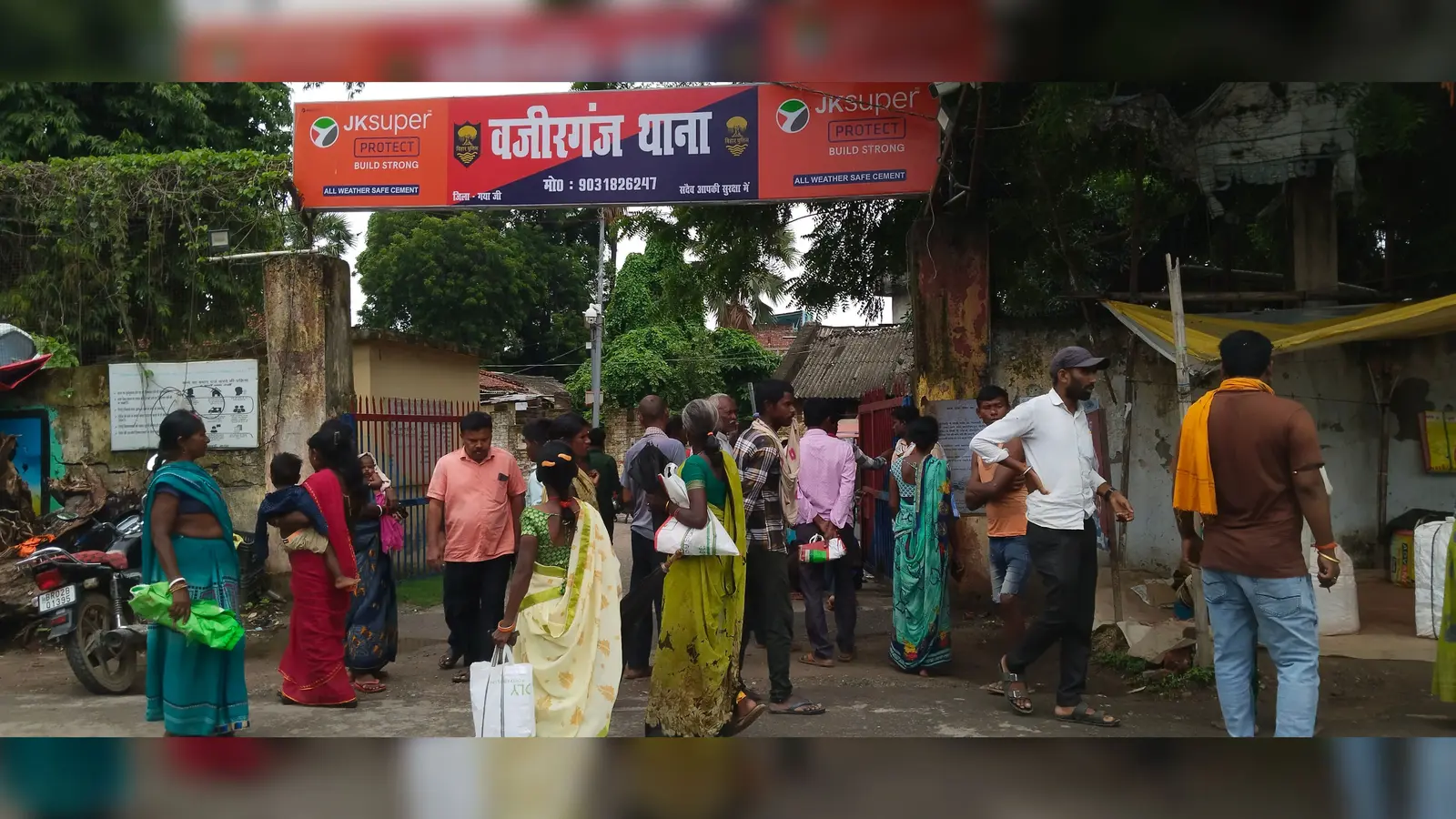 फोटो थाना के निकट घटना की जानकारी देते ग्रामीण | Prabhat Khabar Network फोटो थाना के निकट घटना की जानकारी देते ग्रामीण | Prabhat Khabar Network