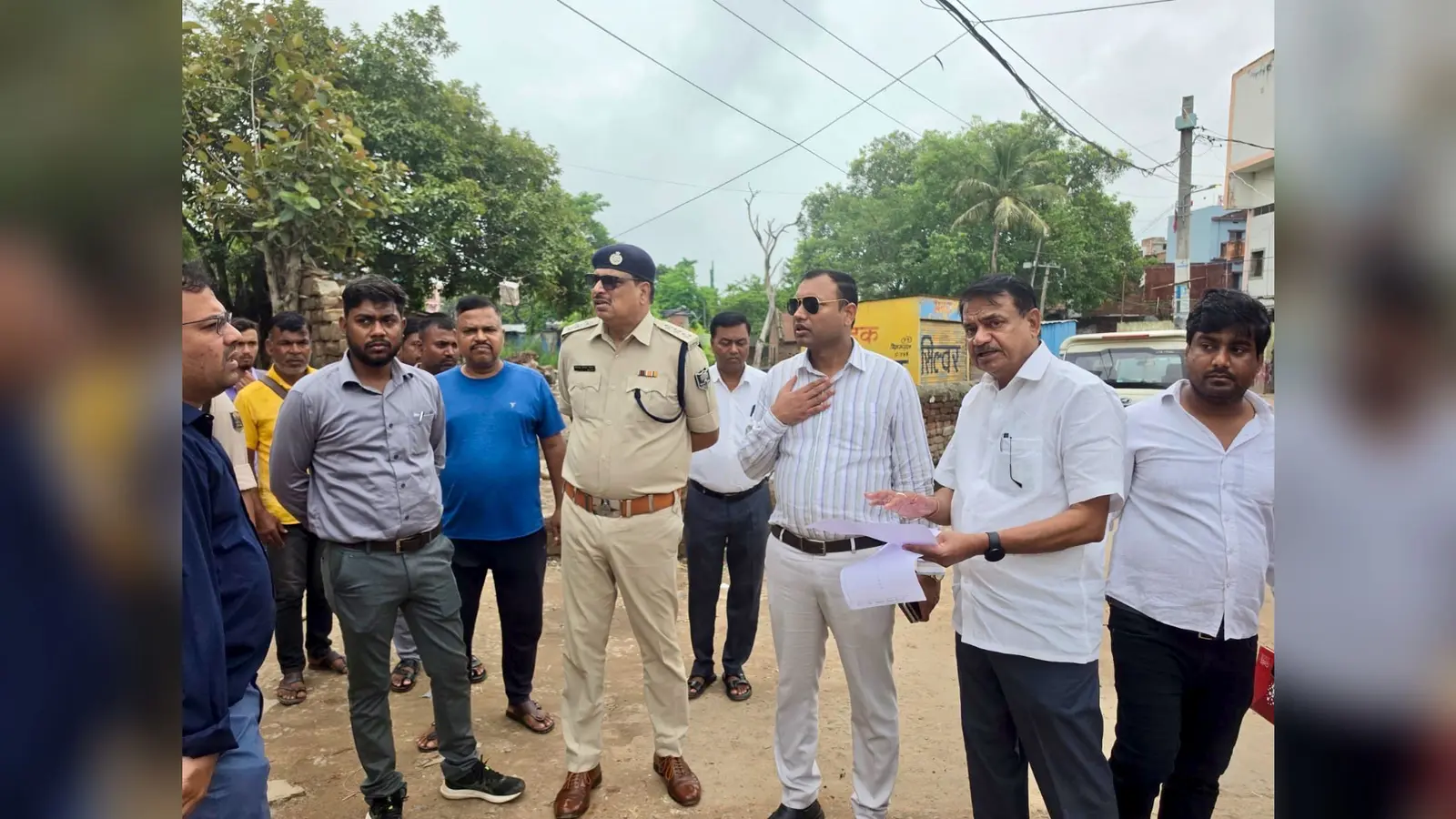 नगर के तेंदुनी चौक पर से ऑटो स्टैंड हटाने की स्थल पर ही चर्चा करते एसडीएम और सभापति | Prabhat Khabar Network नगर के तेंदुनी चौक पर से ऑटो स्टैंड हटाने की स्थल पर ही चर्चा करते एसडीएम और सभापति | Prabhat Khabar Network