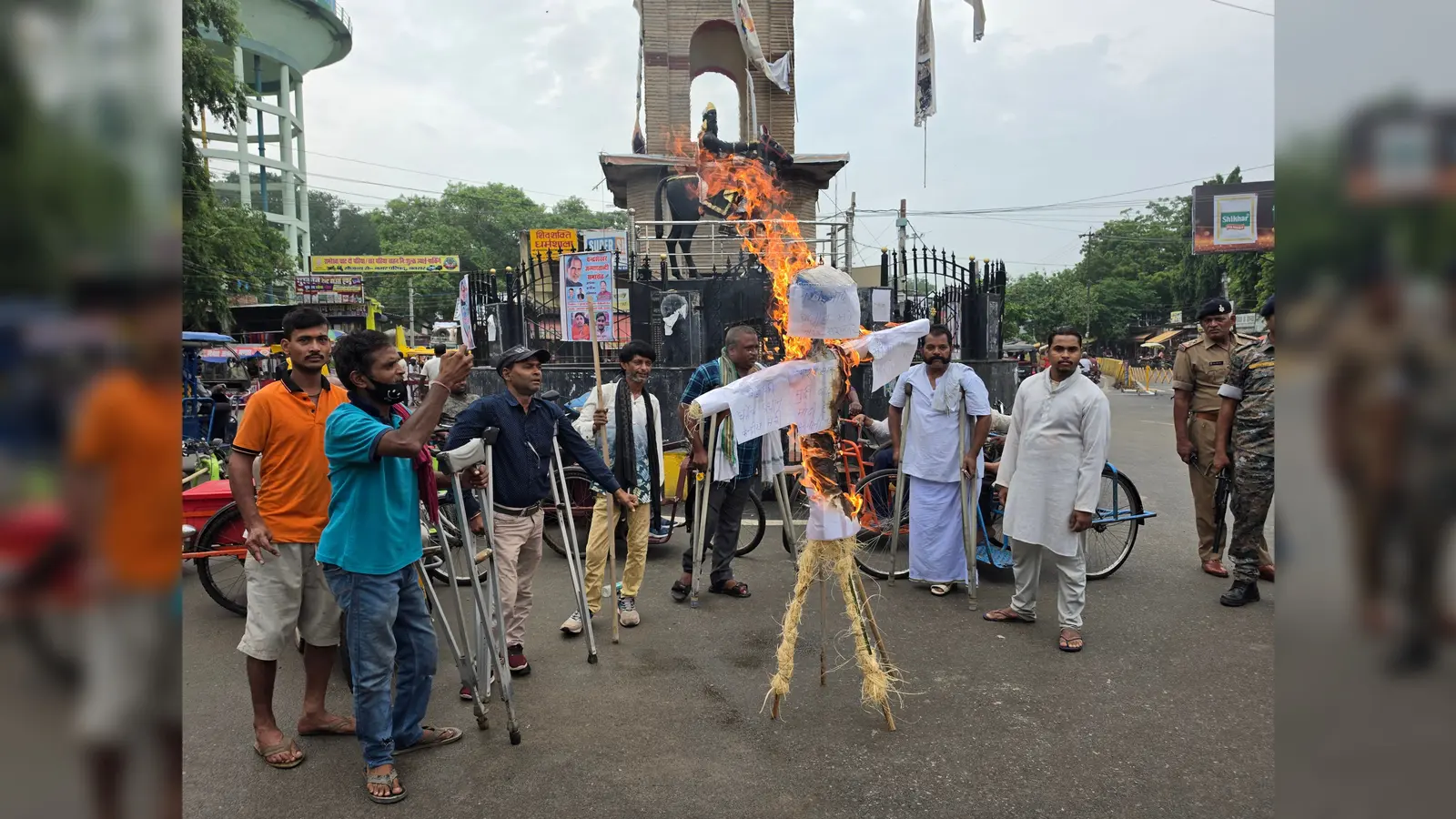 पुतला दहन करते दिव्यांगजन | Prabhat Khabar Network पुतला दहन करते दिव्यांगजन | Prabhat Khabar Network