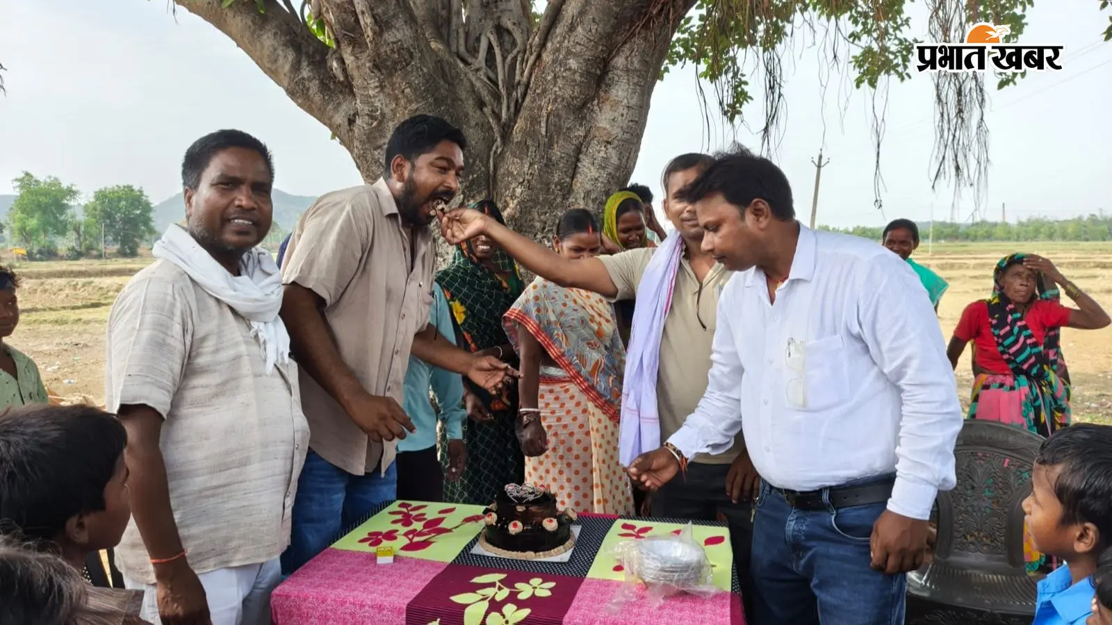 प्रखंड अध्यक्ष को केक खिलाते कार्यकर्ता | Prabhat Khabar Network प्रखंड अध्यक्ष को केक खिलाते कार्यकर्ता | Prabhat Khabar Network