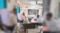 सरकारी स्कूलों की खुली पोल! निरीक्षण में पढ़ाई छोड़ मोबाइल चलाते मिले शिक्षक