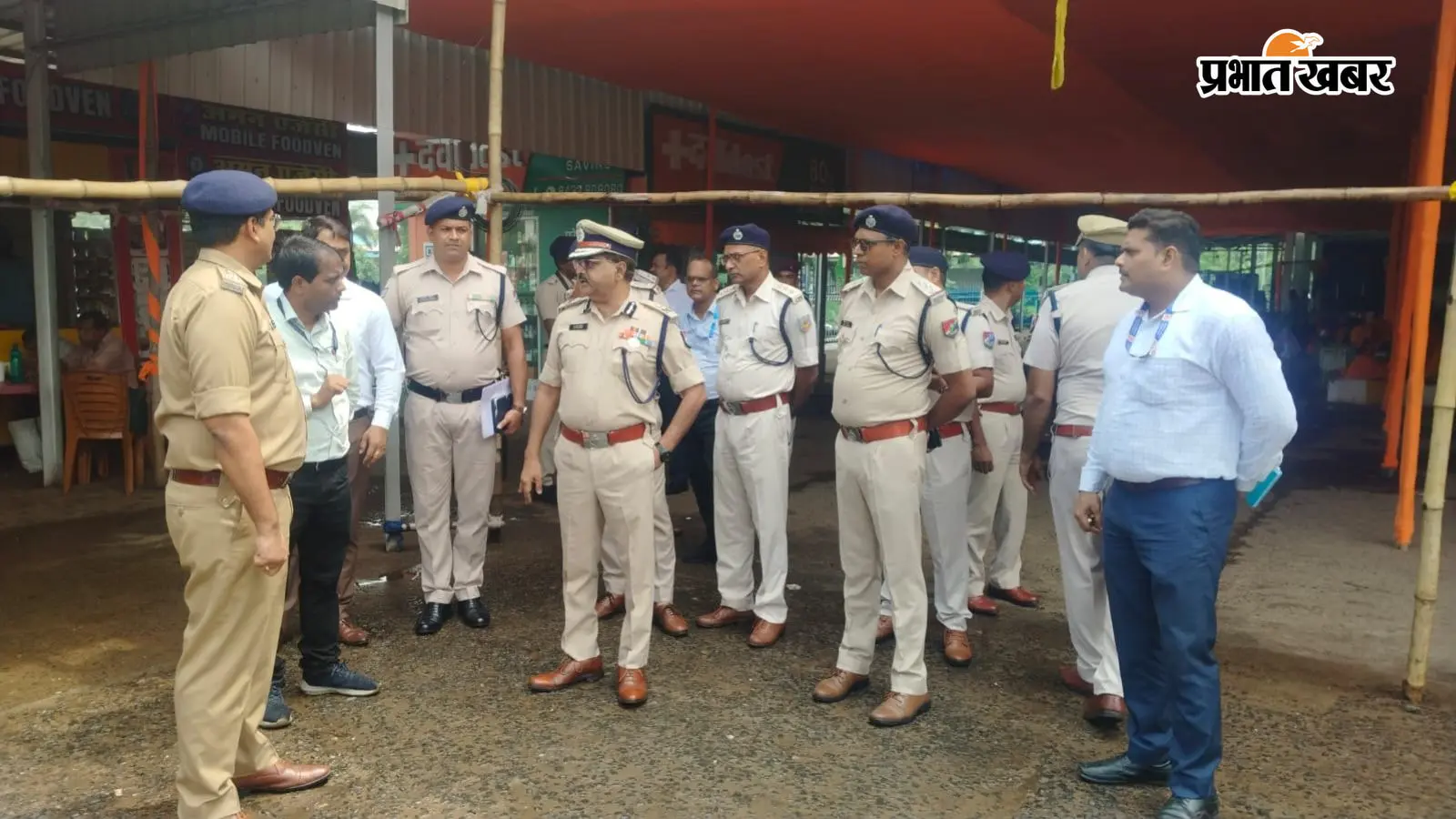 जसीडीह स्टेशन पर निरीक्षण करते रेल आईजी जसीडीह स्टेशन पर निरीक्षण करते रेल आईजी