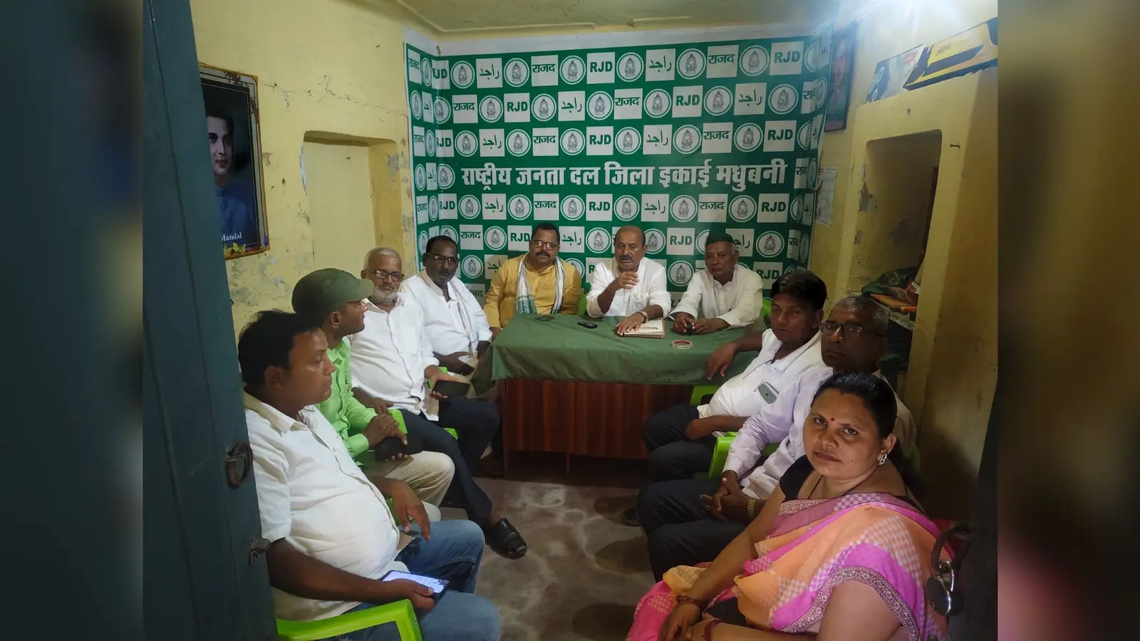 बैठक करते राजद नेता व कार्यकर्ता | Prabhat Khabar Network बैठक करते राजद नेता व कार्यकर्ता | Prabhat Khabar Network