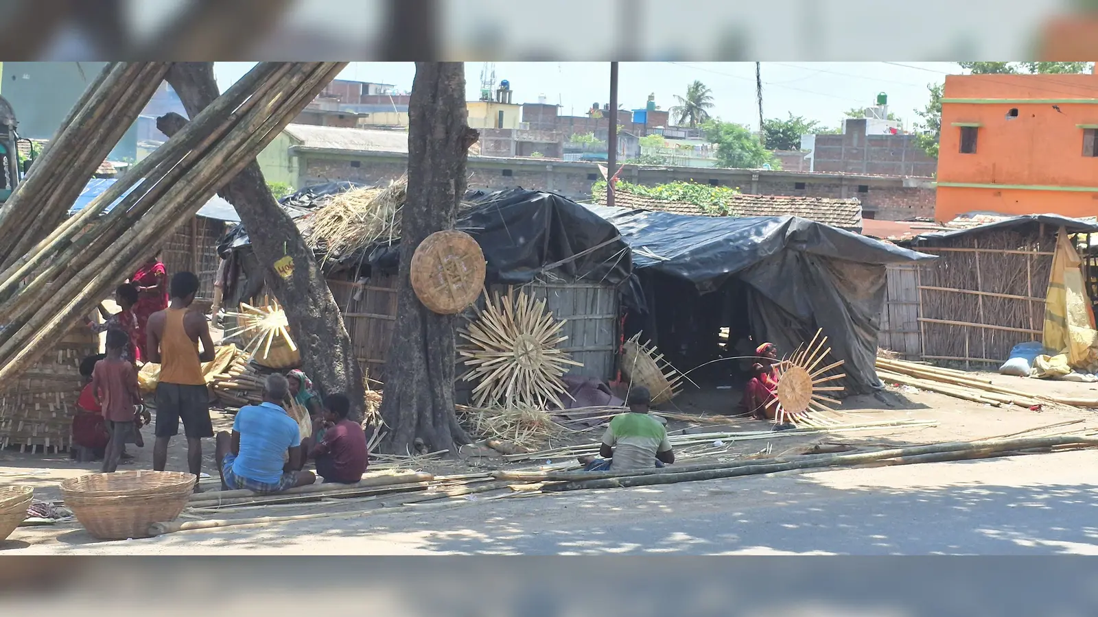 व्यस्तम सड़क किनारे गुजरती है जिंदगी, | Prabhat Khabar Network व्यस्तम सड़क किनारे गुजरती है जिंदगी, | Prabhat Khabar Network