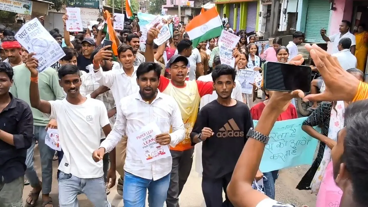 कैप्शन :- प्रदर्शन करते हुये | Prabhat Khabar Network कैप्शन :- प्रदर्शन करते हुये | Prabhat Khabar Network