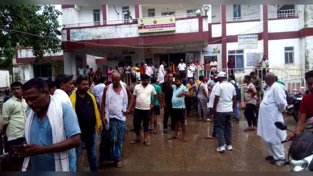 फ़ोटो कैप्शन-नारदीगंज के पोएचसी में लगी ग्रामीणों की भीड़ | Prabhat Khabar Network फ़ोटो कैप्शन-नारदीगंज के पोएचसी में लगी ग्रामीणों की भीड़ | Prabhat Khabar Network
