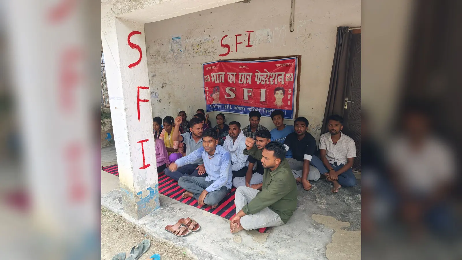 फोटो संख्या : 2 धरना पर बैठे संगठन के कार्यकर्ता | Prabhat Khabar Network फोटो संख्या : 2 धरना पर बैठे संगठन के कार्यकर्ता | Prabhat Khabar Network