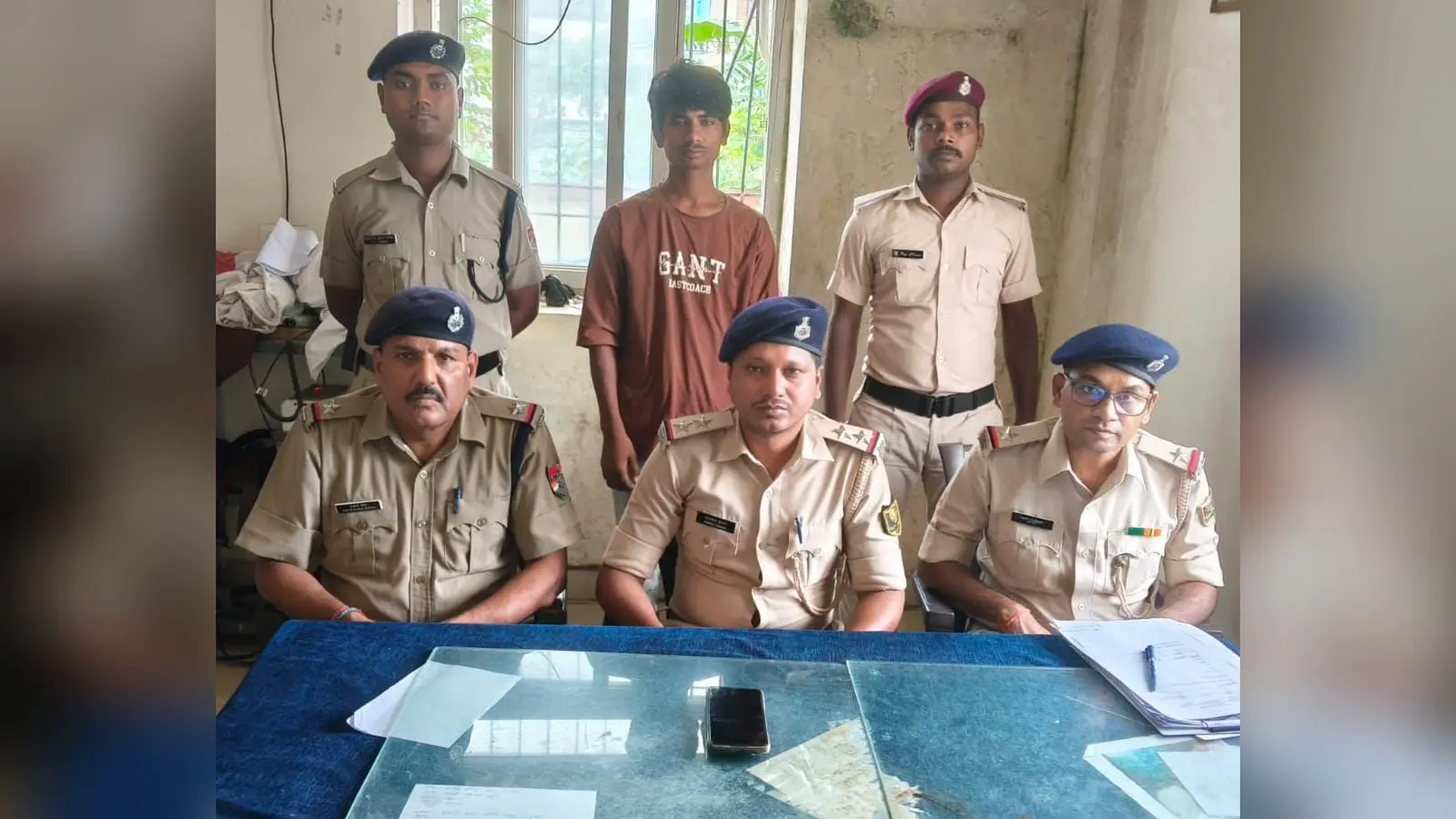 गिरफ्तार आरोपी के साथ आरपीएफ एवं जीआरपी के अधिकारी | Prabhat Khabar Network गिरफ्तार आरोपी के साथ आरपीएफ एवं जीआरपी के अधिकारी | Prabhat Khabar Network
