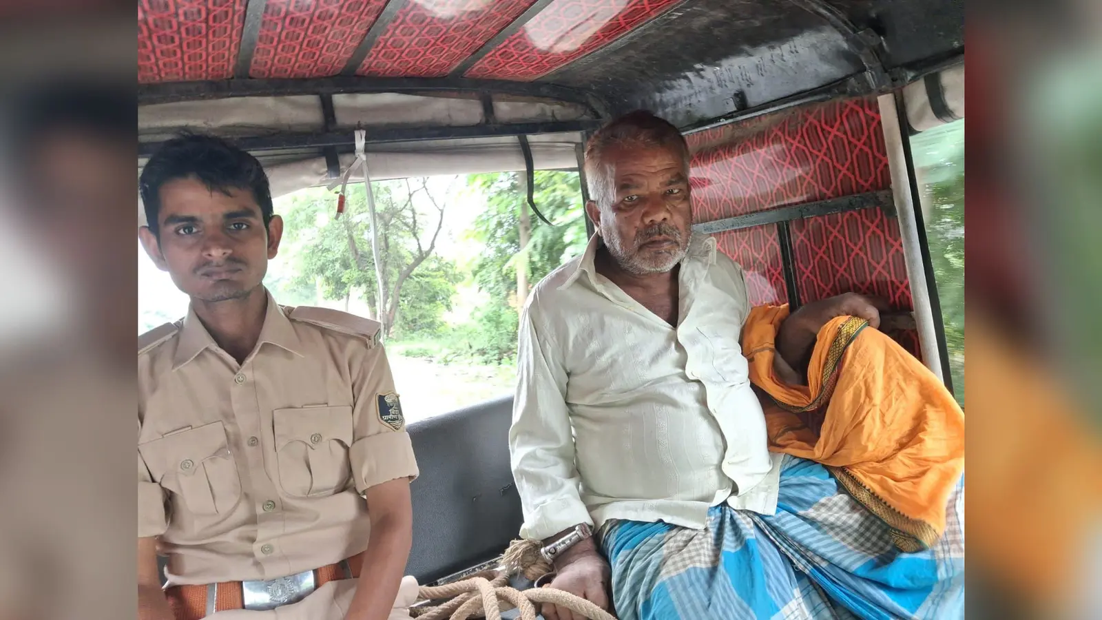 गिरफ्तार वारंटी को न्यायालय ले जाती पुलिस | Prabhat Khabar Network गिरफ्तार वारंटी को न्यायालय ले जाती पुलिस | Prabhat Khabar Network