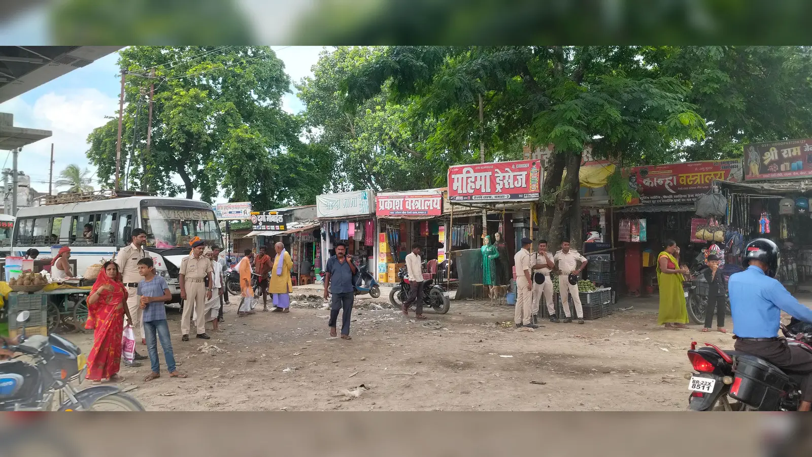 बगहा रेलवे ढाला के पास तैनात पुलिस जवान | Prabhat Khabar Network बगहा रेलवे ढाला के पास तैनात पुलिस जवान | Prabhat Khabar Network