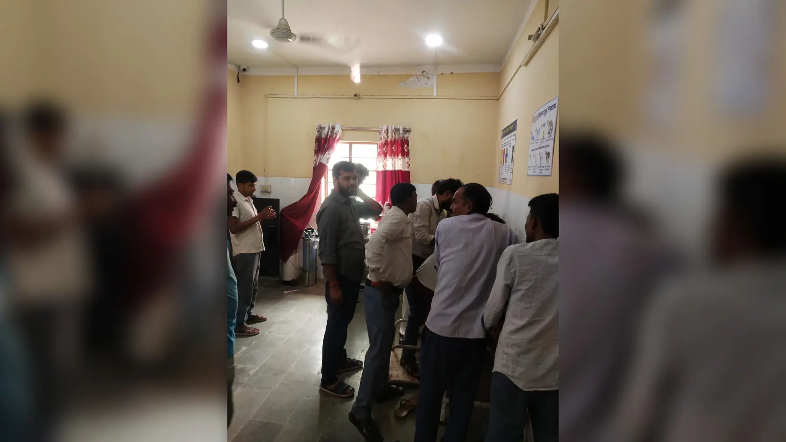 फोटो कैप्शन : इलाज करते चिकित्सक | Prabhat Khabar Network फोटो कैप्शन : इलाज करते चिकित्सक | Prabhat Khabar Network