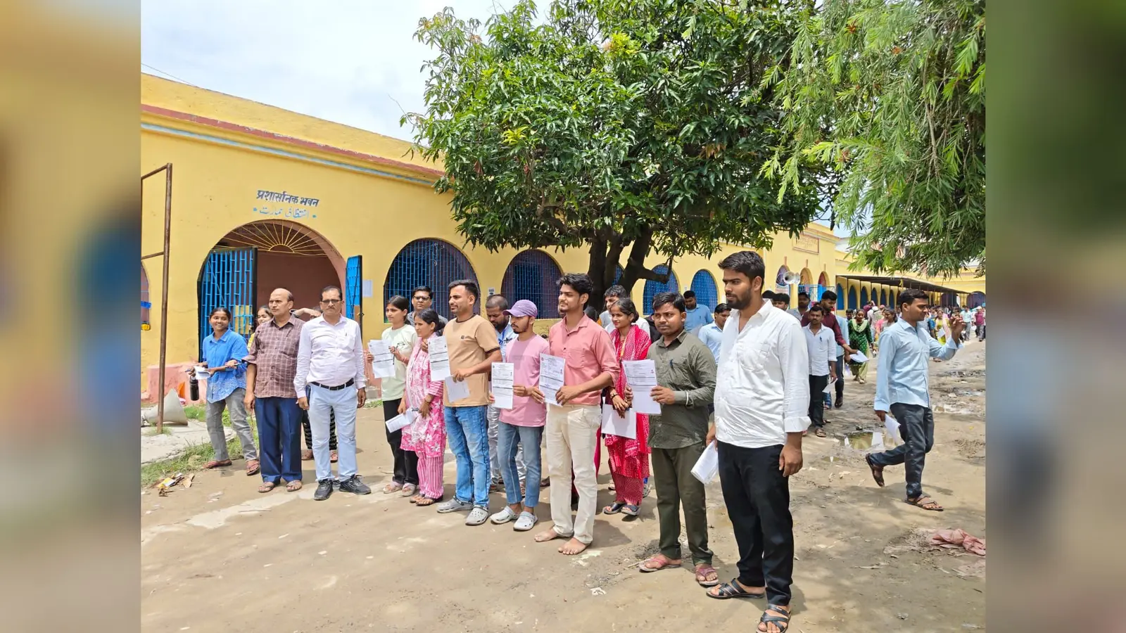 वाटसन प्लस टू उच्च विद्यालय में परीक्षा देने आए छात्र | Prabhat Khabar Network वाटसन प्लस टू उच्च विद्यालय में परीक्षा देने आए छात्र | Prabhat Khabar Network