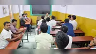 नवादा में छात्रों को अफवाहों से दूर रखने के लिए थानाध्यक्ष ने कोचिंग संचालकों के साथ की बैठक