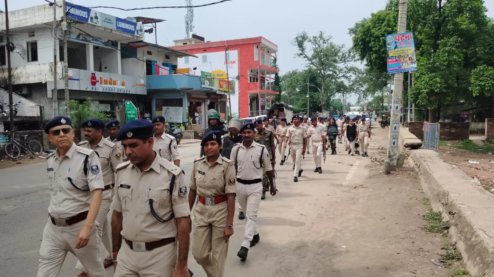 नगर के विभिन्न चौक चौराहा और रेलवे स्टेशन पर पुलिस बल | Prabhat Khabar Network नगर के विभिन्न चौक चौराहा और रेलवे स्टेशन पर पुलिस बल | Prabhat Khabar Network