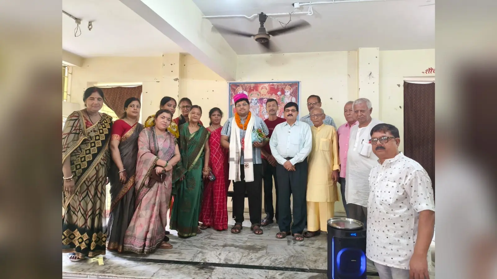 फोटो:सम्मान पाते यशराज एवं उपस्थित अन्य लोग | Prabhat Khabar Network फोटो:सम्मान पाते यशराज एवं उपस्थित अन्य लोग | Prabhat Khabar Network