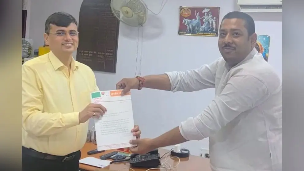 पीएमजी को मांगपत्र सौंपते भाजपा नेता अनुरंजन मिश्र | Prabhat Khabar Network पीएमजी को मांगपत्र सौंपते भाजपा नेता अनुरंजन मिश्र | Prabhat Khabar Network