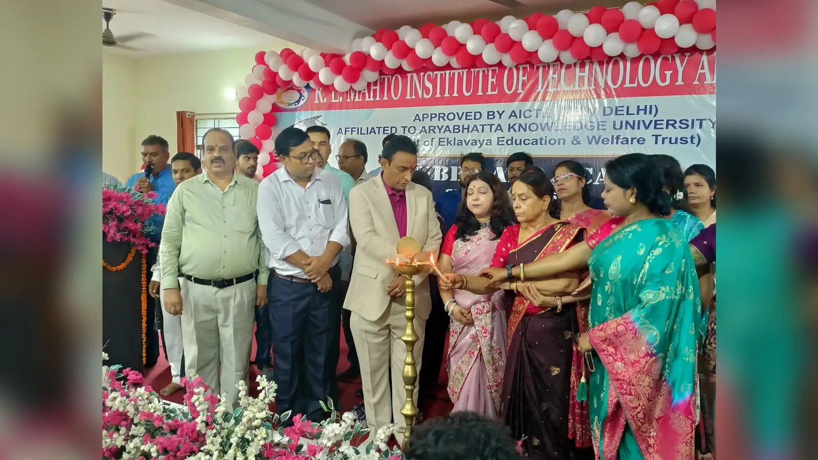 दीप प्रज्ज्वलित करते आते अतिथि। | Prabhat Khabar Network दीप प्रज्ज्वलित करते आते अतिथि। | Prabhat Khabar Network