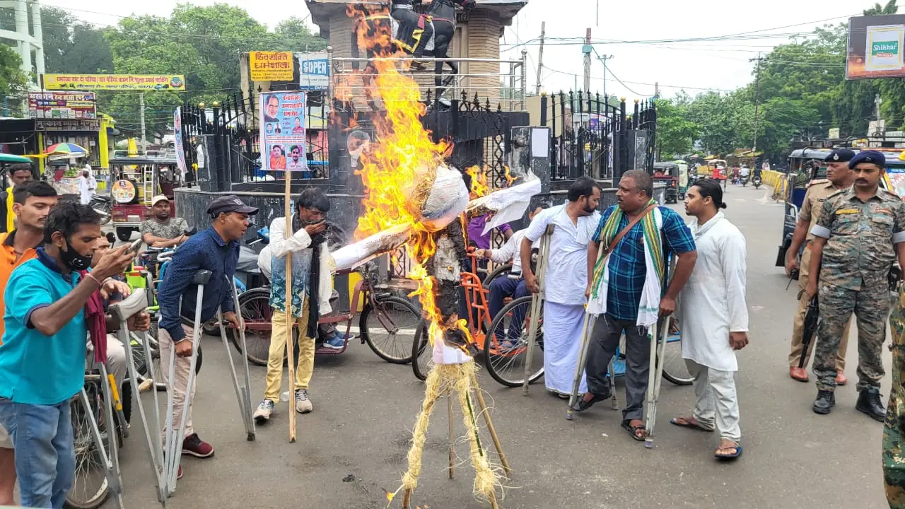 फोटो- पुतला दहन करते दिव्यांग संघ के लोग | Prabhat Khabar Network फोटो- पुतला दहन करते दिव्यांग संघ के लोग | Prabhat Khabar Network