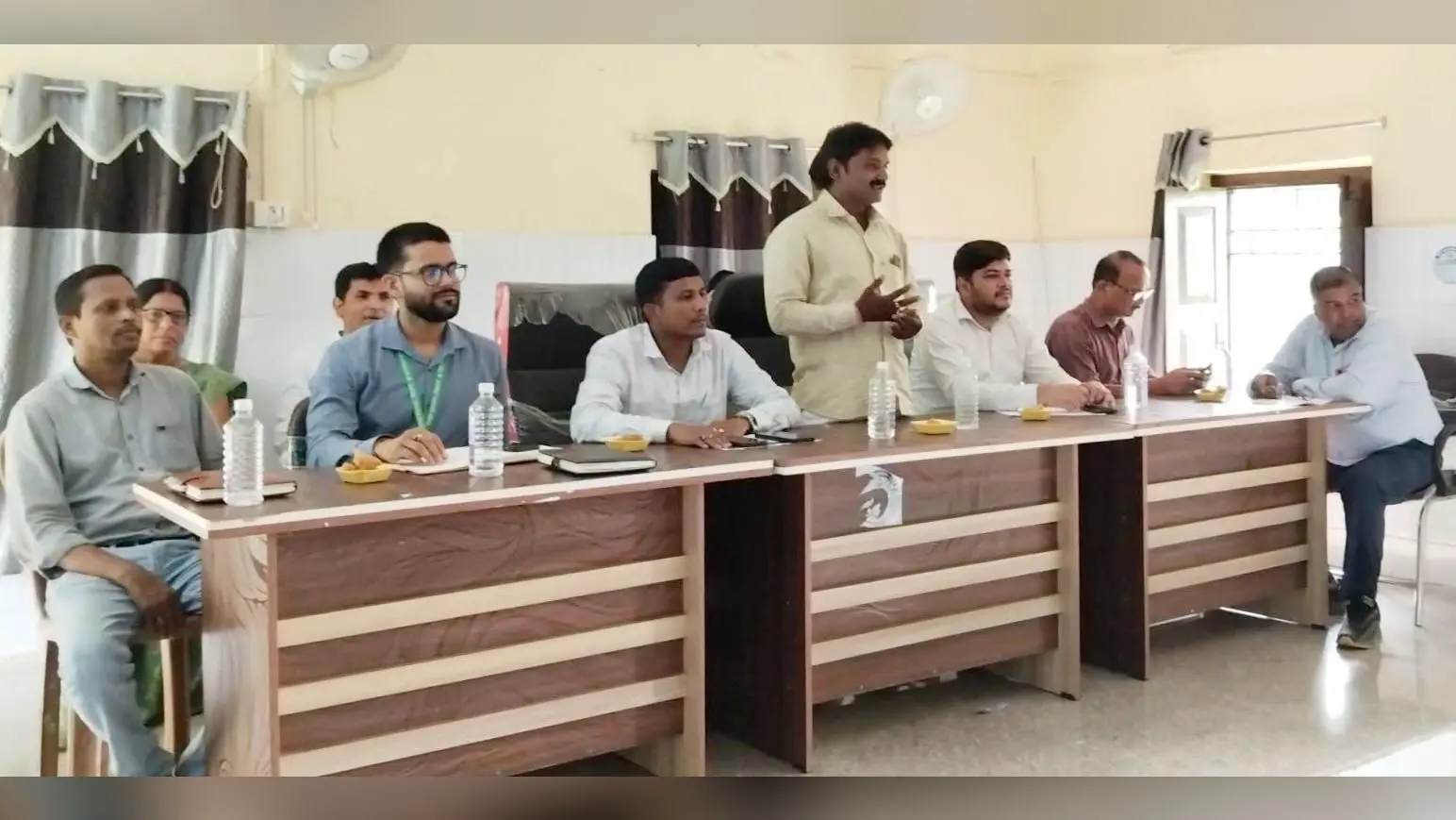 बैठक में शामिल जनप्रतिनिधि व अधिकारी | Prabhat Khabar Network बैठक में शामिल जनप्रतिनिधि व अधिकारी | Prabhat Khabar Network