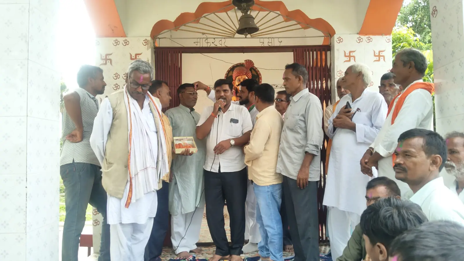 हर्ष जताते नेता एवं कार्यकर्ता | Prabhat Khabar Network हर्ष जताते नेता एवं कार्यकर्ता | Prabhat Khabar Network