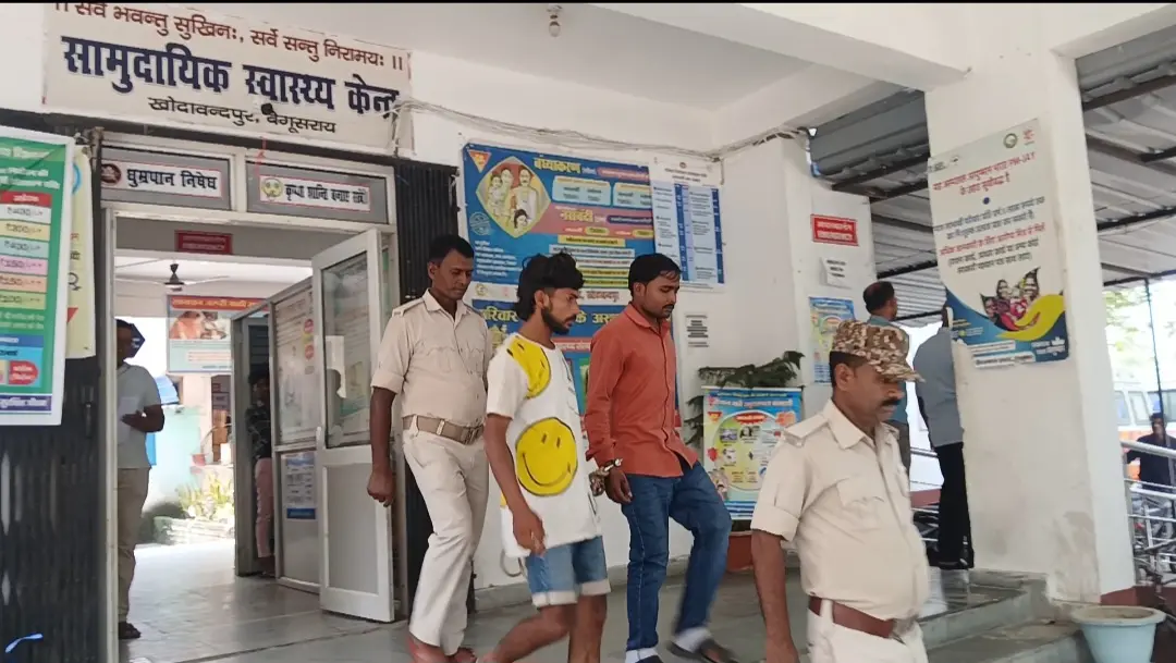 छिनतई के आरोप में गिरफ्तार दोनों युवक | Prabhat Khabar Network छिनतई के आरोप में गिरफ्तार दोनों युवक | Prabhat Khabar Network