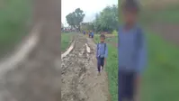 नालंदा में पीठ पर बस्ता, हाथ में चप्पल: कीचड़ से गुजरकर स्कूल पहुंच रहे बच्चे, सड़क नहीं बनी तो आंदोलन की चेतावनी