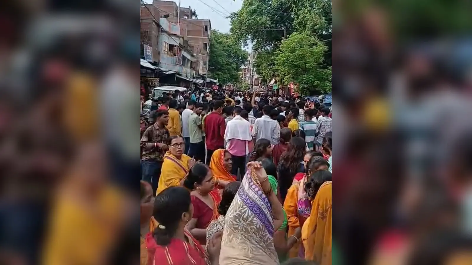फोटो - राजगीर की सड़कों पर रथयात्रा में शामिल श्रद्धालु | Prabhat Khabar Network फोटो - राजगीर की सड़कों पर रथयात्रा में शामिल श्रद्धालु | Prabhat Khabar Network