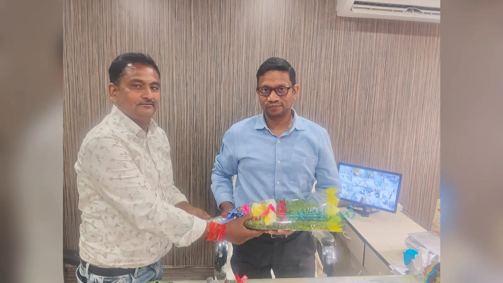 नव पदस्थापित शेरघाटी बीडीओ विनोद कुमार को गुलदस्ता देकर स्वागत करते आमस बीडीओ | Prabhat Khabar Network नव पदस्थापित शेरघाटी बीडीओ विनोद कुमार को गुलदस्ता देकर स्वागत करते आमस बीडीओ | Prabhat Khabar Network