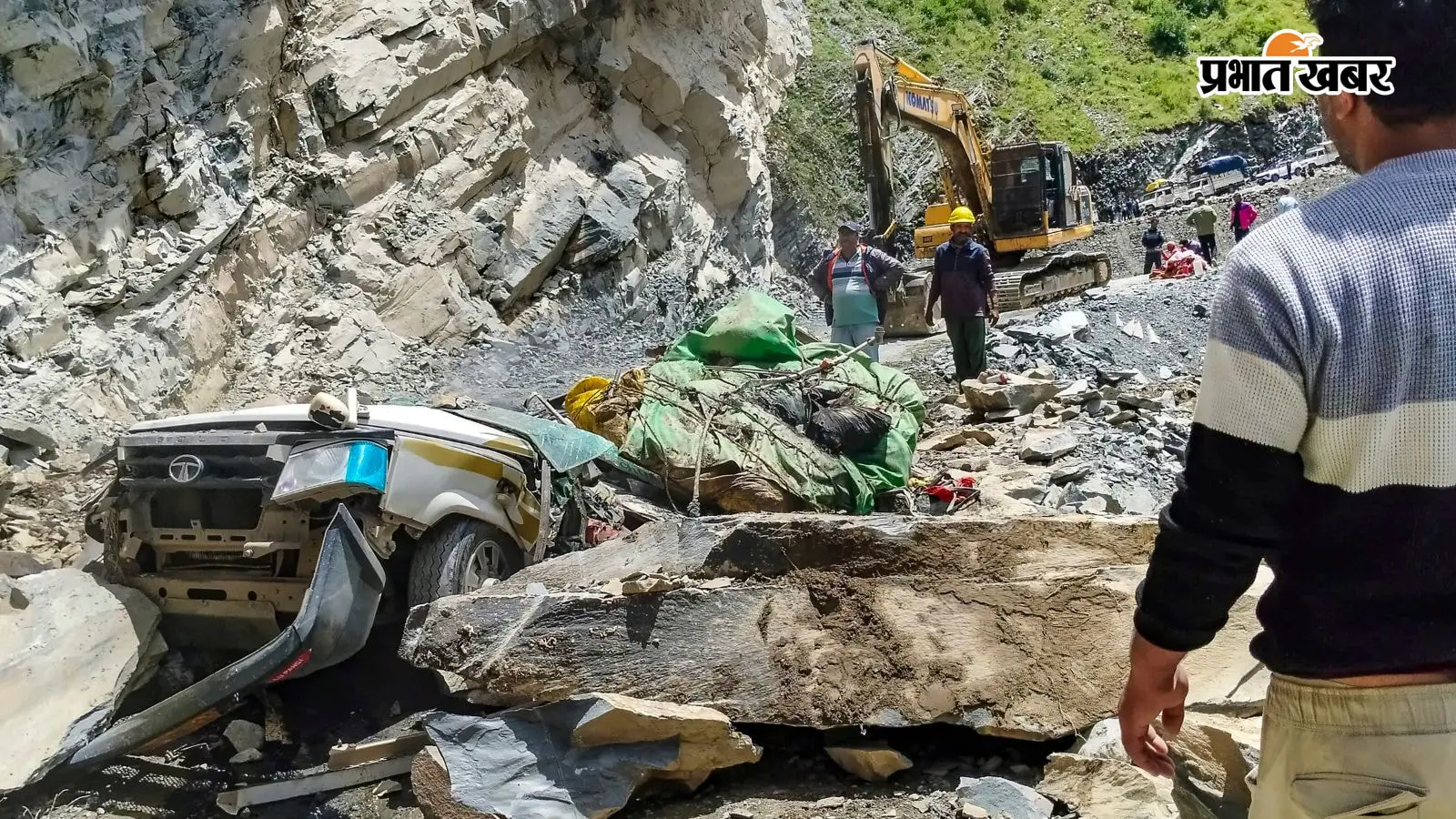 हिमाचल प्रदेश में चलती टैक्सी पर गिरीं चट्टानें, पोटो- पीटीआई हिमाचल प्रदेश में चलती टैक्सी पर गिरीं चट्टानें, पोटो- पीटीआई