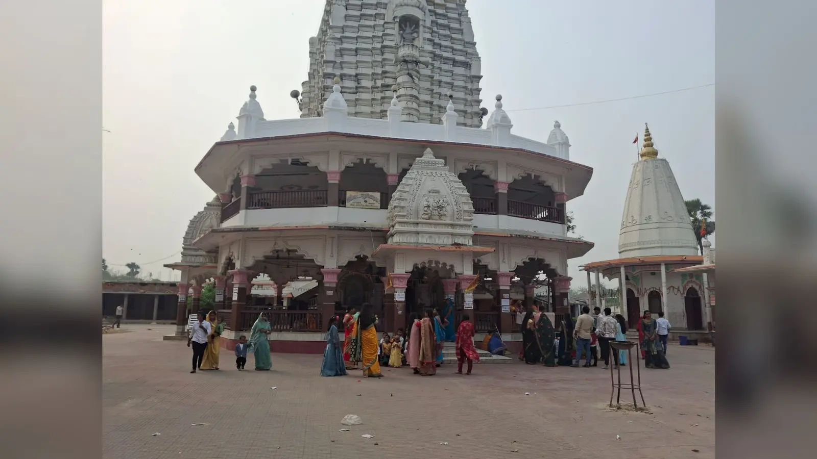चहारदिवारी के बिना असुरक्षित है मंदिर | Prabhat Khabar Network चहारदिवारी के बिना असुरक्षित है मंदिर | Prabhat Khabar Network