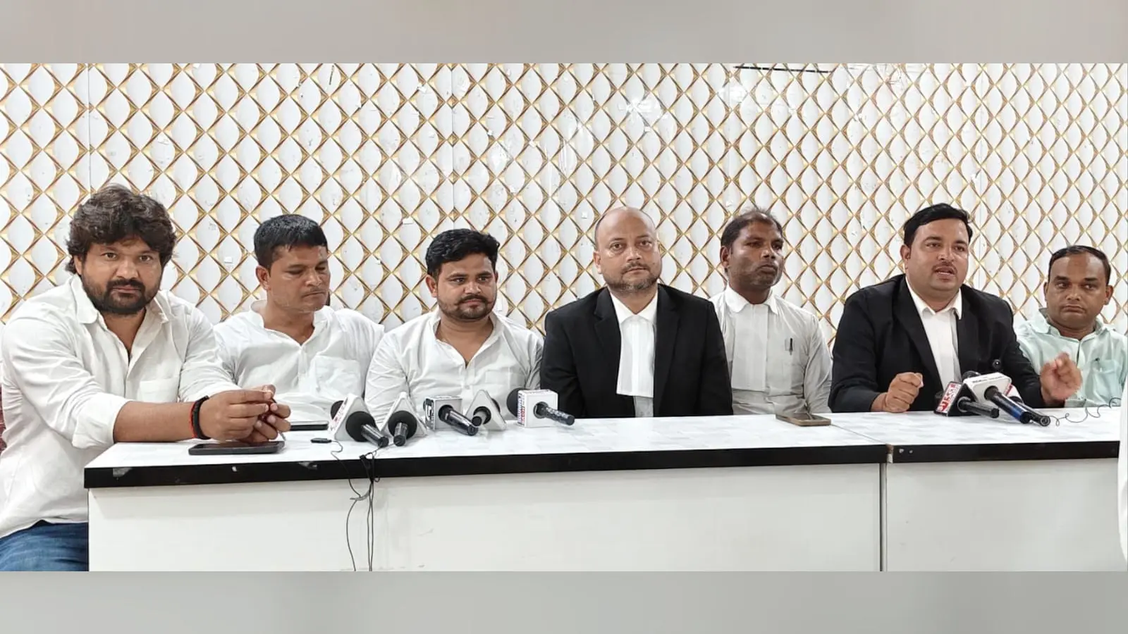 फोटो नं 13- पत्रकारों को जानकारी देते युवा, छात्र नेता व अन्य | Prabhat Khabar Network फोटो नं 13- पत्रकारों को जानकारी देते युवा, छात्र नेता व अन्य | Prabhat Khabar Network
