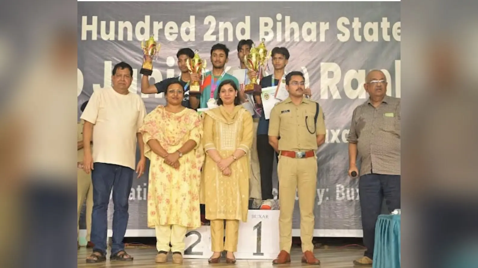 अप विजेता ट्रॉफी के साथ अयान अली व अतिथि | Prabhat Khabar Network अप विजेता ट्रॉफी के साथ अयान अली व अतिथि | Prabhat Khabar Network