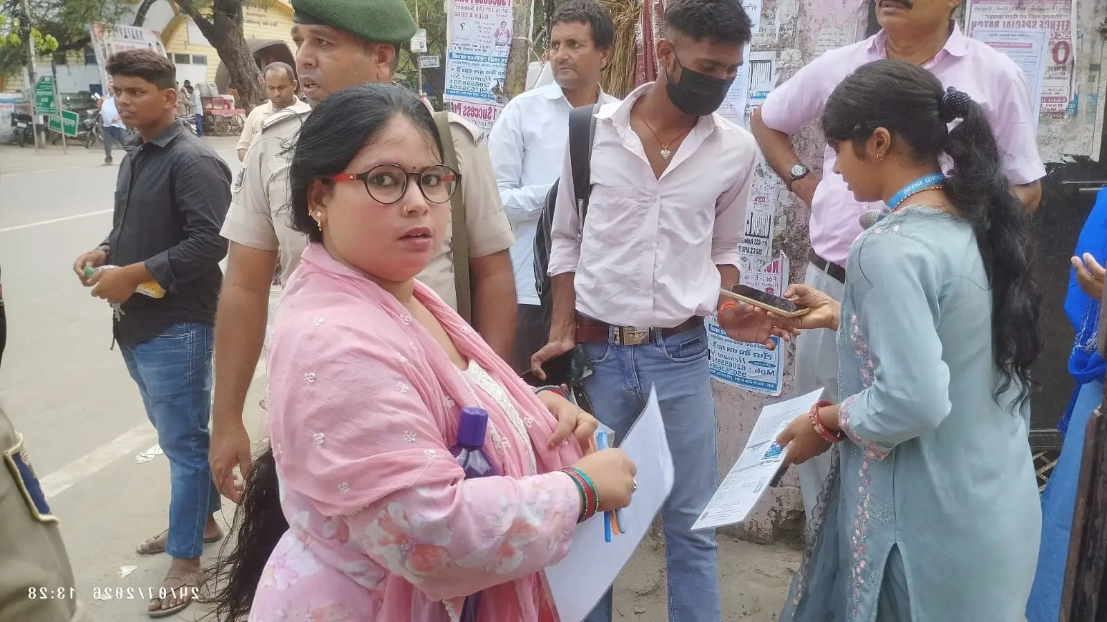 परीक्षा केंद्र के बाहर निराश खड़े विलंब से पहुंच परीक्षार्थी | Prabhat Khabar Network परीक्षा केंद्र के बाहर निराश खड़े विलंब से पहुंच परीक्षार्थी | Prabhat Khabar Network