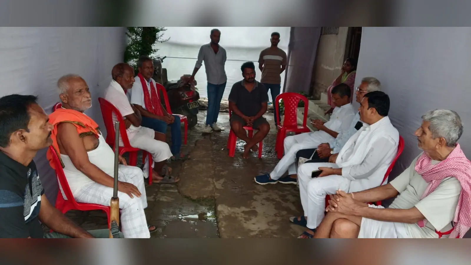 मृतक प्रीतम सिंह के परिजनों से मिलते राजद का प्रतिनिधिमंडल | Prabhat Khabar Network मृतक प्रीतम सिंह के परिजनों से मिलते राजद का प्रतिनिधिमंडल | Prabhat Khabar Network