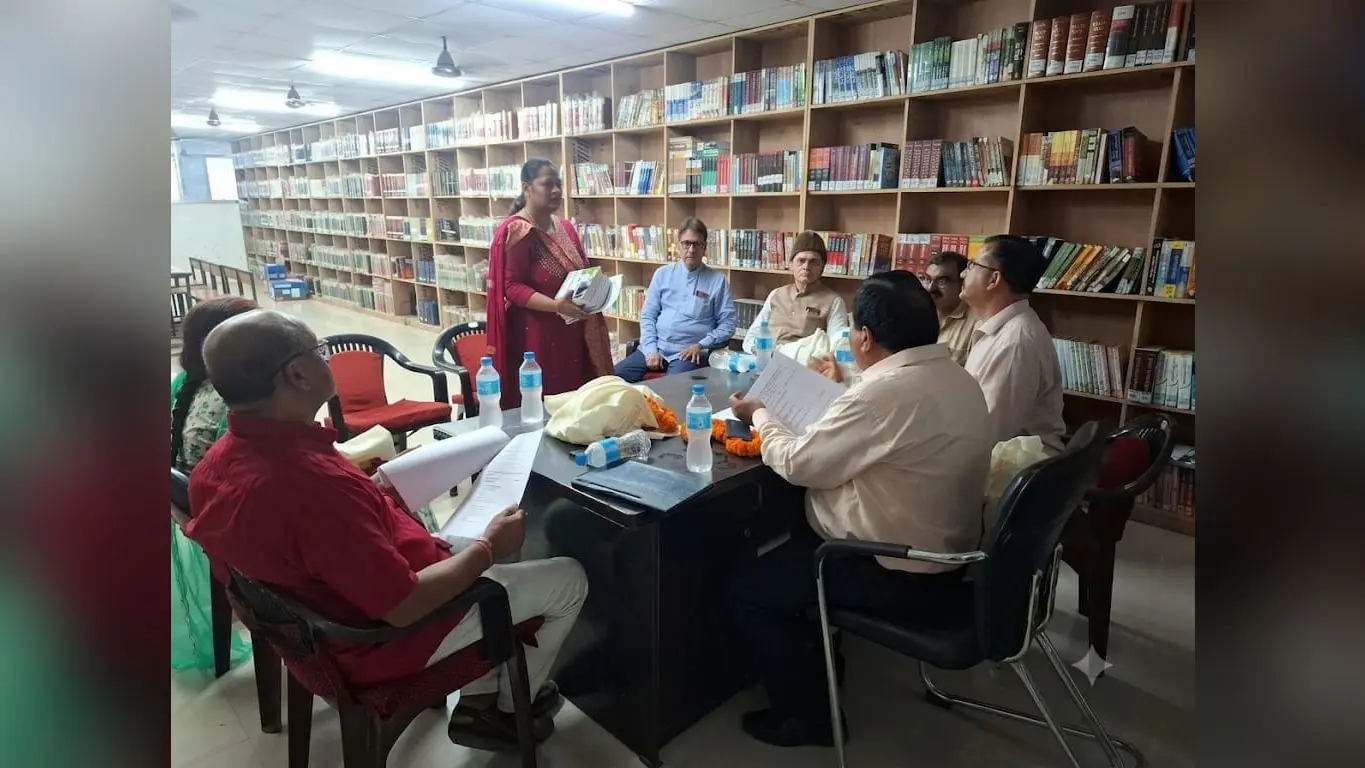 चयन समिति के साथ डॉ परिनीता सिंह | Prabhat Khabar Network चयन समिति के साथ डॉ परिनीता सिंह | Prabhat Khabar Network