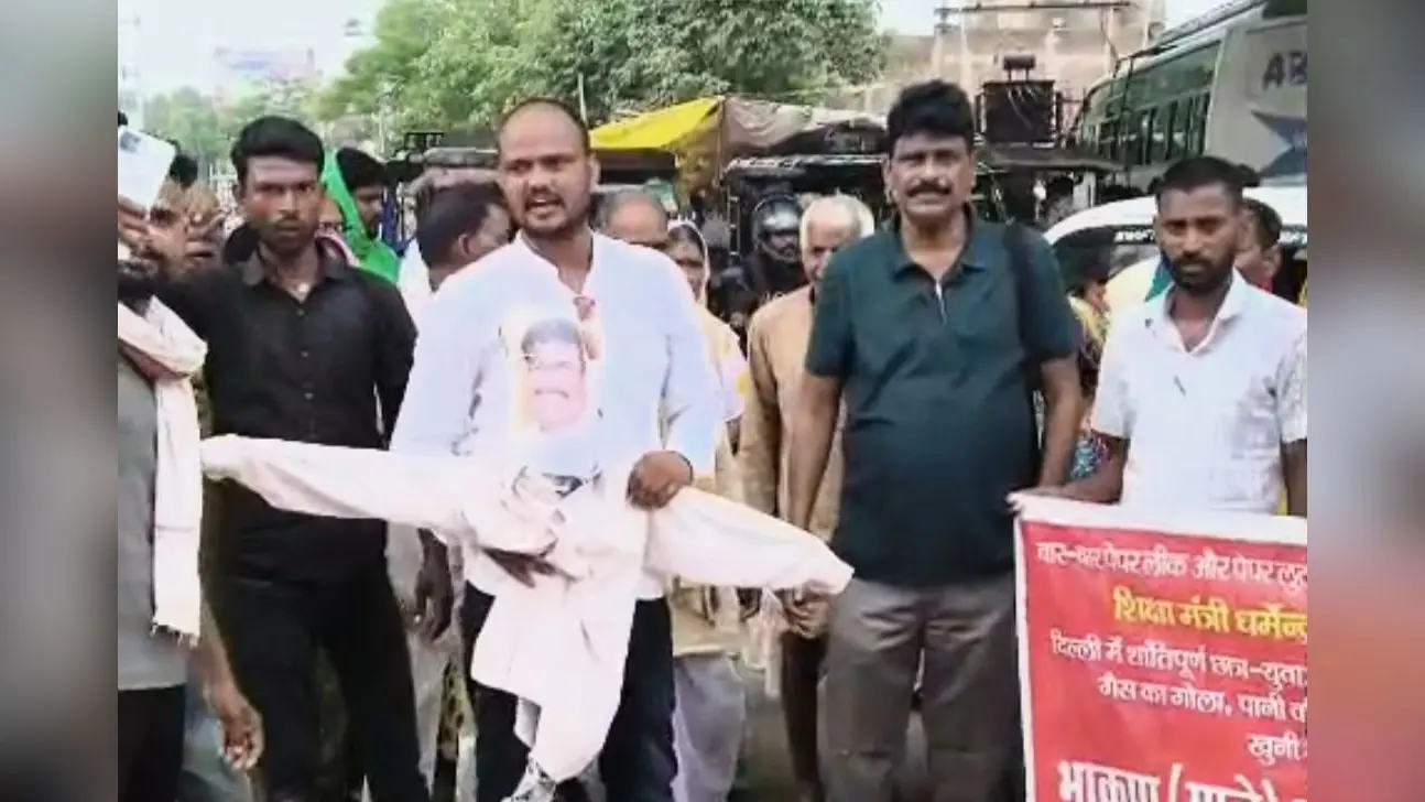 पूतला दहन करते कार्यकर्ता | Prabhat Khabar Network पूतला दहन करते कार्यकर्ता | Prabhat Khabar Network
