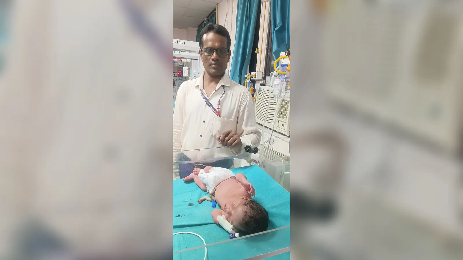 मिली हुई नवजात के साथ स्वास्थ्य कर्मी की तस्वीर | Prabhat Khabar Network मिली हुई नवजात के साथ स्वास्थ्य कर्मी की तस्वीर | Prabhat Khabar Network