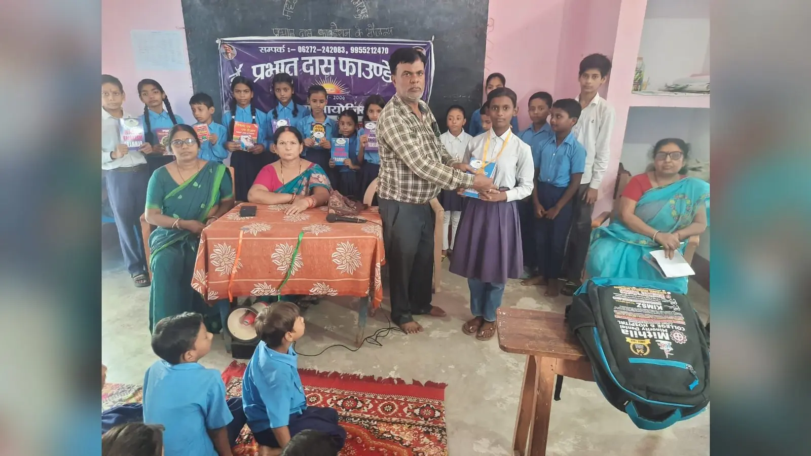 फोटो- 1परिचय- पुरस्कृत बच्चों के साथ एचएम व शिक्षिका. | Prabhat Khabar Network फोटो- 1परिचय- पुरस्कृत बच्चों के साथ एचएम व शिक्षिका. | Prabhat Khabar Network