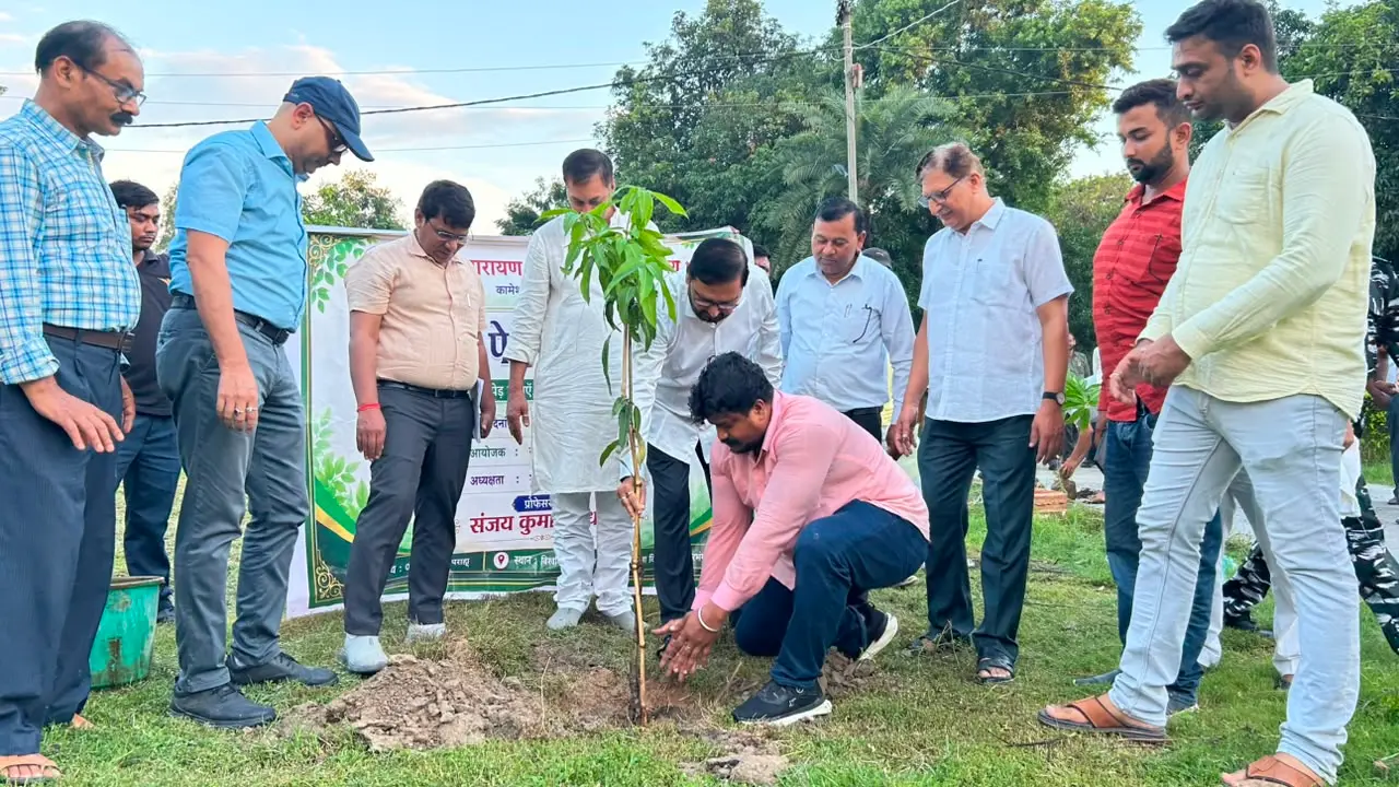 फोटो-2परिचय- पौधारोपण करते कुलपति प्रो. संजय कुमार चौधरी व मौजूद अन्य. | Prabhat Khabar Network फोटो-2परिचय- पौधारोपण करते कुलपति प्रो. संजय कुमार चौधरी व मौजूद अन्य. | Prabhat Khabar Network