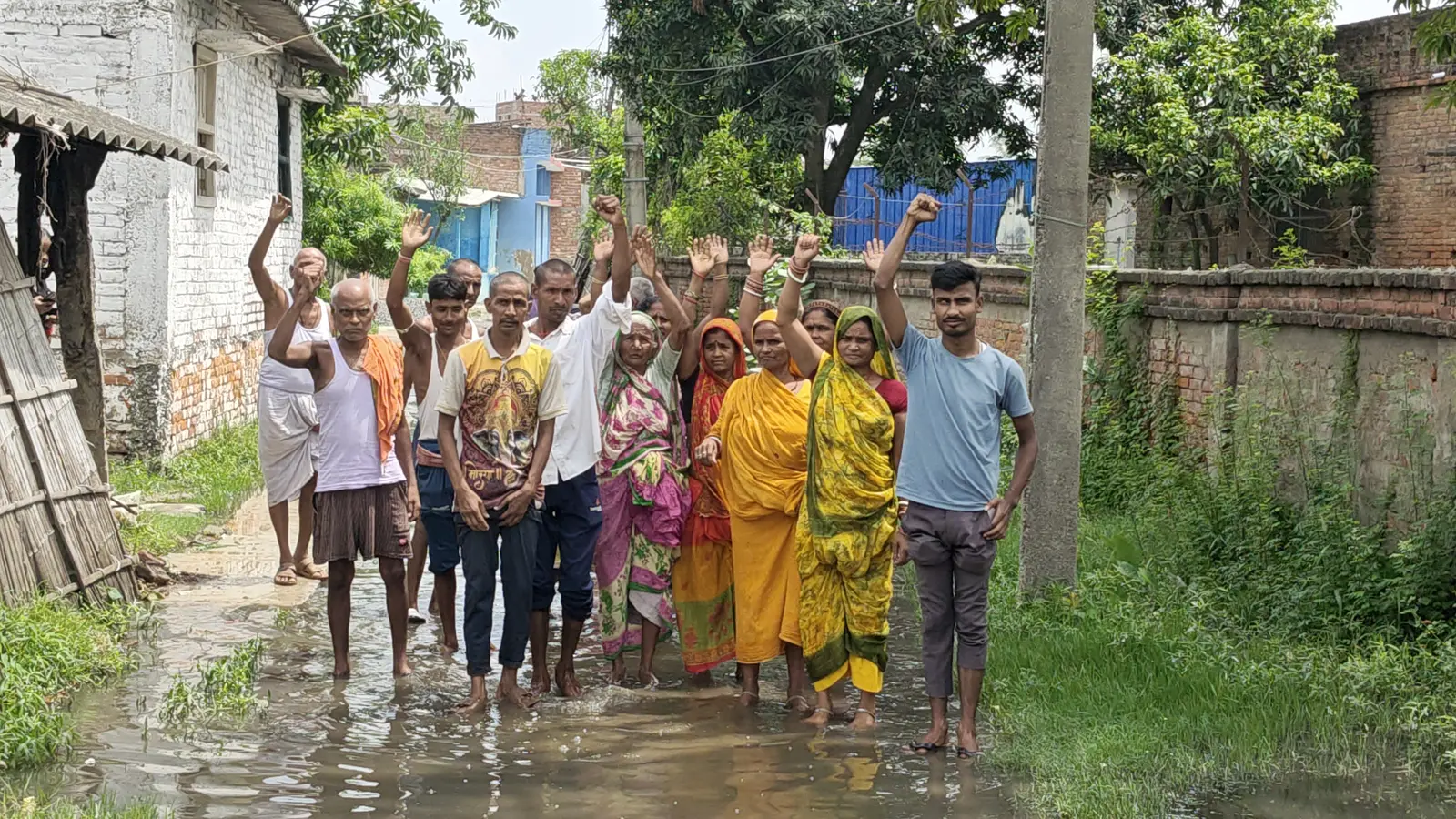 जल जमाव के बीच प्रदर्शन करते लोग | Prabhat Khabar Network जल जमाव के बीच प्रदर्शन करते लोग | Prabhat Khabar Network