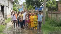 मधुबनी: झंझारपुर में नाला बंद होने से वार्ड-14 जलमग्न, लोगों ने सड़क पर उतरकर किया प्रदर्शन