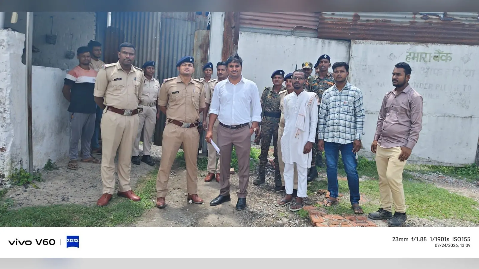 फोटो नं 14- चीनी मिल में किसानों को समझाने पहुंचे सीओ व थानेदार | Prabhat Khabar Network फोटो नं 14- चीनी मिल में किसानों को समझाने पहुंचे सीओ व थानेदार | Prabhat Khabar Network