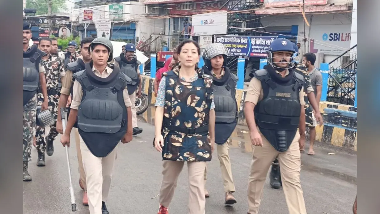 फ्लैग मार्च में शामिल डीएम- एसपी व पुलिस के जवान | Prabhat Khabar Network फ्लैग मार्च में शामिल डीएम- एसपी व पुलिस के जवान | Prabhat Khabar Network