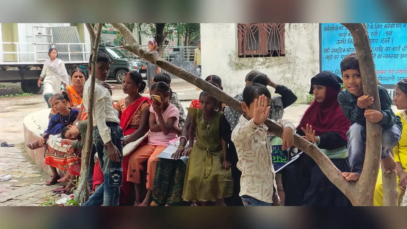 फोटो:- रजौली प्रखंड कार्यालय में सर्वर ठीक होने का इंतजार करते लोग | Prabhat Khabar Network फोटो:- रजौली प्रखंड कार्यालय में सर्वर ठीक होने का इंतजार करते लोग | Prabhat Khabar Network