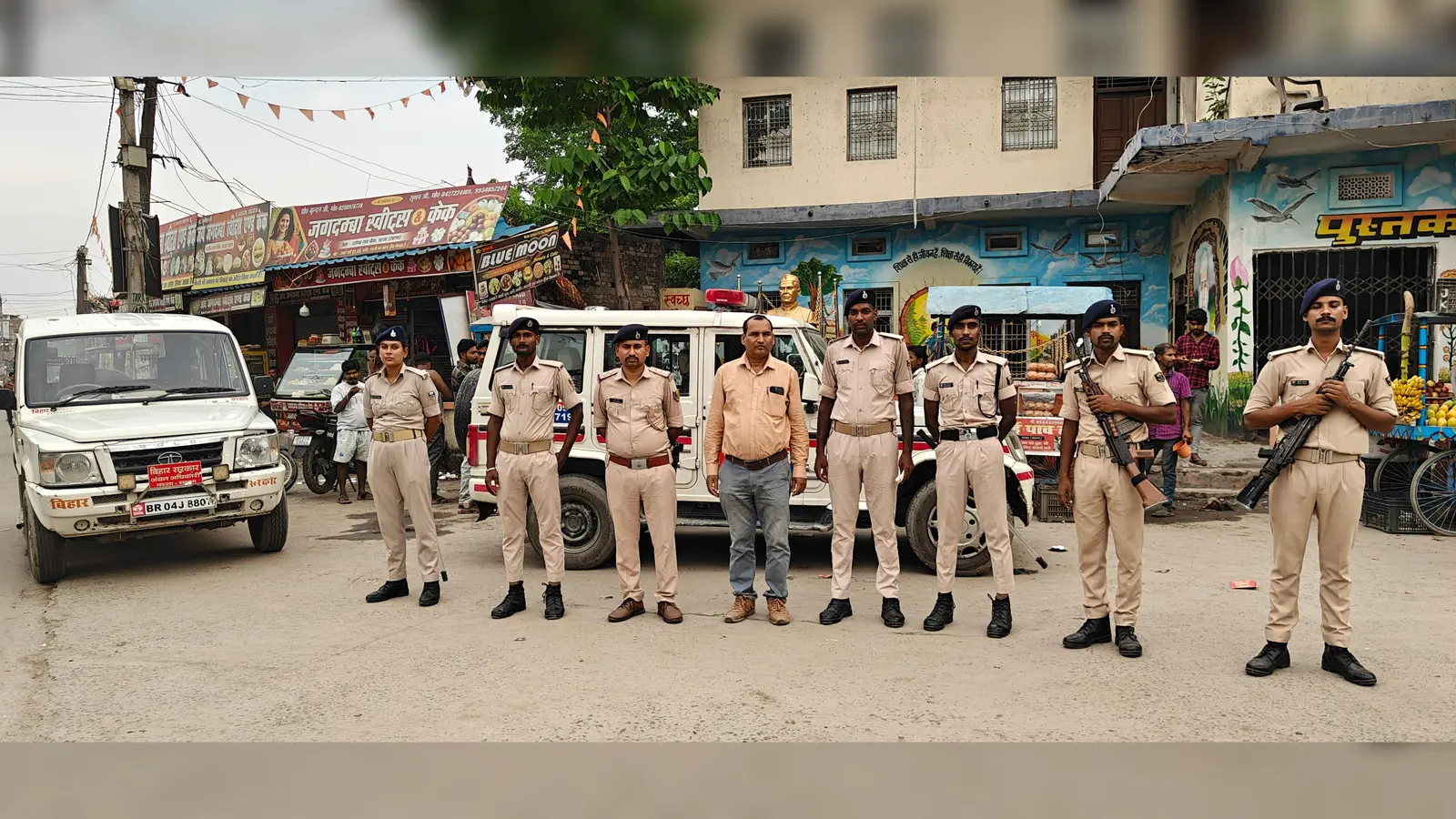 परसा में चौक चौराहों पर पुलिस प्रशासन | Prabhat Khabar Network परसा में चौक चौराहों पर पुलिस प्रशासन | Prabhat Khabar Network