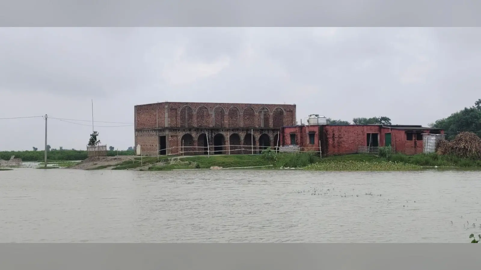 बाढ़ के पानी में घिरा स्कुल एवं गाँव | Prabhat Khabar Network बाढ़ के पानी में घिरा स्कुल एवं गाँव | Prabhat Khabar Network