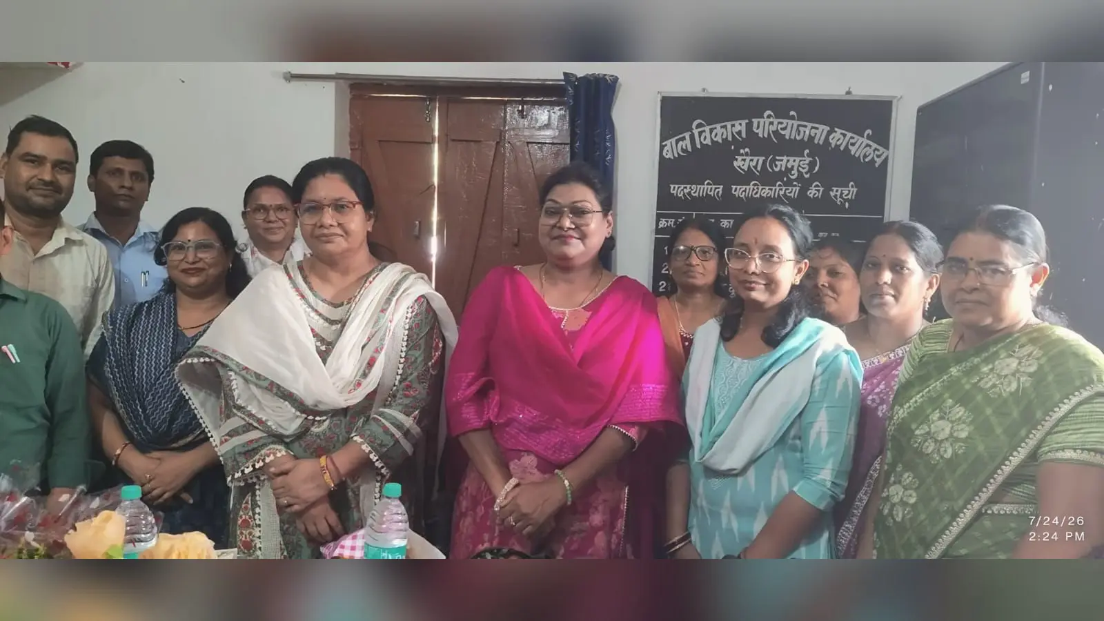 नए सीडीपीओ के साथ निवर्तमान सीडीपीओ व अन्य | Prabhat Khabar Network नए सीडीपीओ के साथ निवर्तमान सीडीपीओ व अन्य | Prabhat Khabar Network